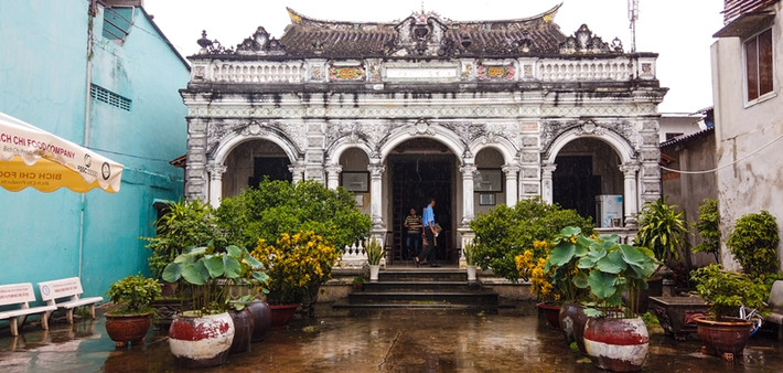 Đến năm 1917, chủ nhân cho trùng tu lại nhà bằng gạch đặc bao lấy khung gỗ bên trong. Vì thế, bên ngoài là một căn biệt thự kiểu Pháp nhưng bên trong mang đậm kiến trúc Trrung Hoa. Ảnh: Thamhiemmekong
