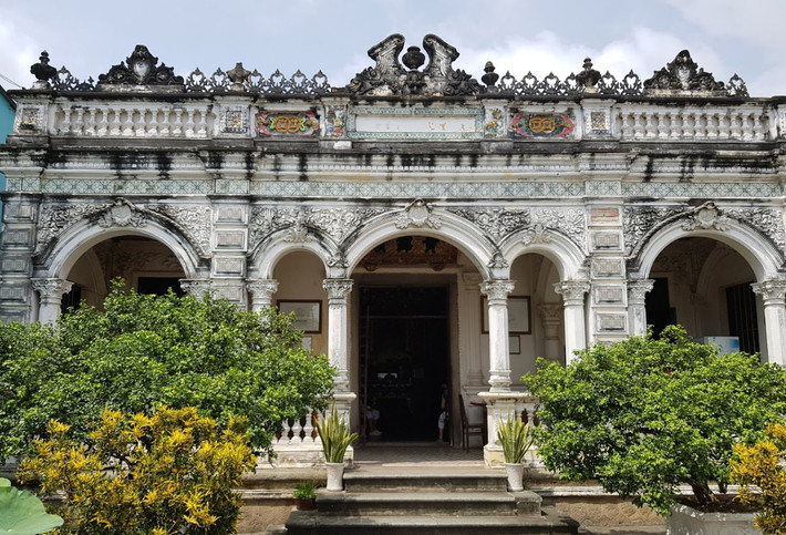 Ban đầu, đây là ngôi nhà 3 gian kiểu truyền thống của miền Tây Nam Bộ, rộng 258 m2, với nguyên liệu chính là gỗ quý, mái nhà hình thuyền lợp ngói âm dương. Ảnh: Mientaycogi