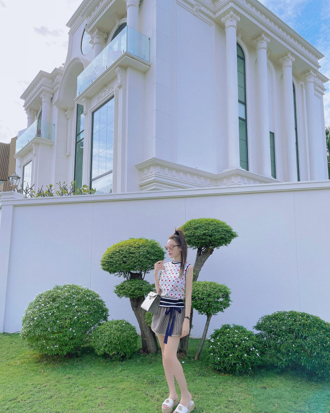 Huyền Baby (Đặng Ngọc Huyền, sinh năm 1989) là hot girl đời đầu có cuộc sống viên mãn nhất nhì làng giải trí Việt. Huyền Baby hiện sống cùng chồng và 2 con trong căn biệt thự 100 tỷ ở quận 7 (TP HCM).
