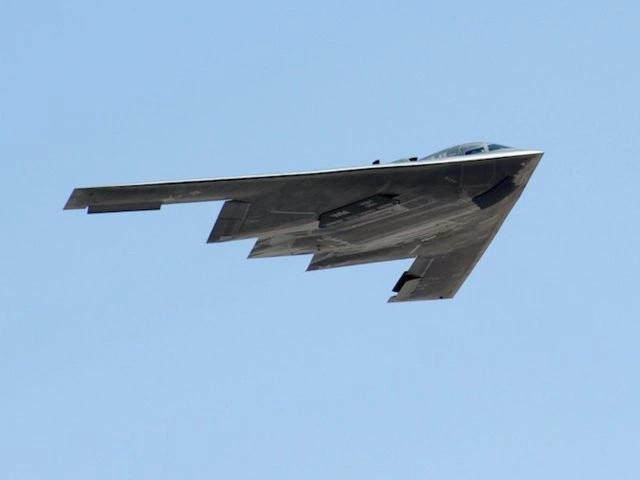 B-2 Spirit có giá lên tới 737 triệu USD và chi phí vận hành khoảng 135.000 USD/giờ. Trên máy bay có các tiện nghi như như bếp nấu để chuẩn bị đồ ăn, giường và nhà vệ sinh.