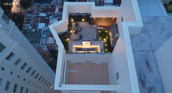 Mới đây, kênh YouTube NhaTo giới thiệu căn penthouse của một toà nhà nổi tiếng ở trung tâm TP HCM.