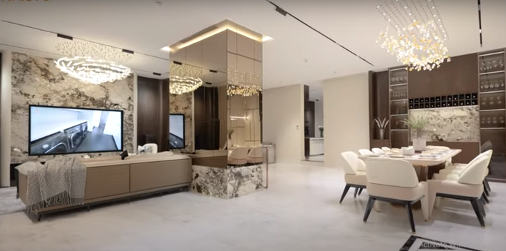 Toàn bộ căn penthouse có tổng diện tích khoảng 600m2. Không gian tầng 1 khoảng 400m2.