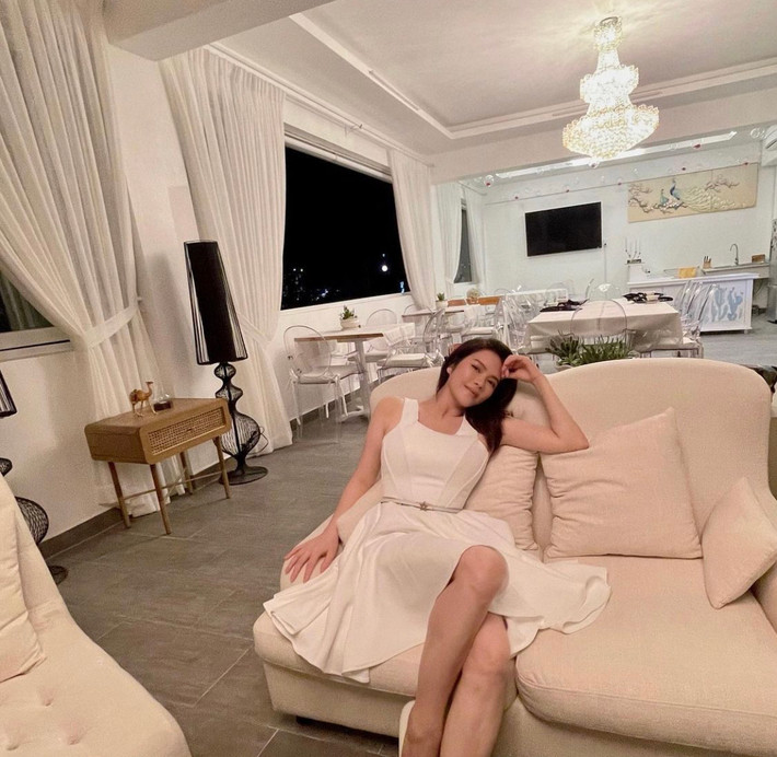 Phòng khách rộng rãi được thiết kế thông với khu vực bàn ăn tạo cảm giác ấm cúng.