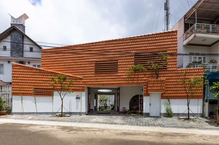 Tọa lạc tại TP Bảo Lộc (tỉnh Lâm Đồng), Nhà Ngói có tổng diện tích 252 m2. Ngôi nhà là nơi ở của một gia đình ấm áp, giàu tình cảm, có cả người già lẫn trẻ nhỏ.