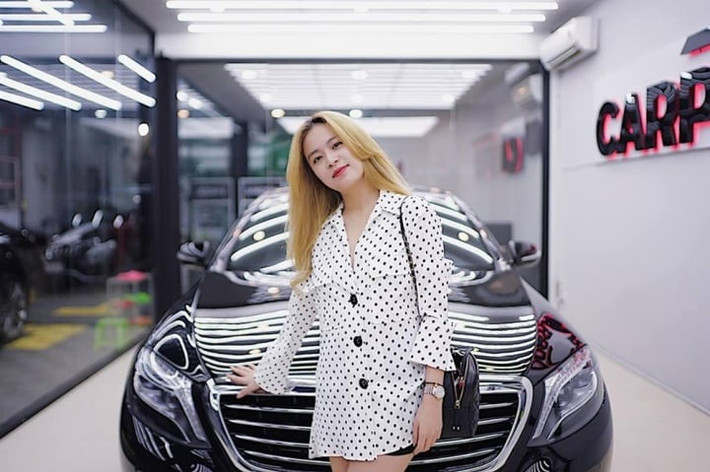 Năm 2012, nữ ca sĩ bỏ ra 2 tỷ đồng để sở hữu chiếc xe sang có nội thất sang trọng.