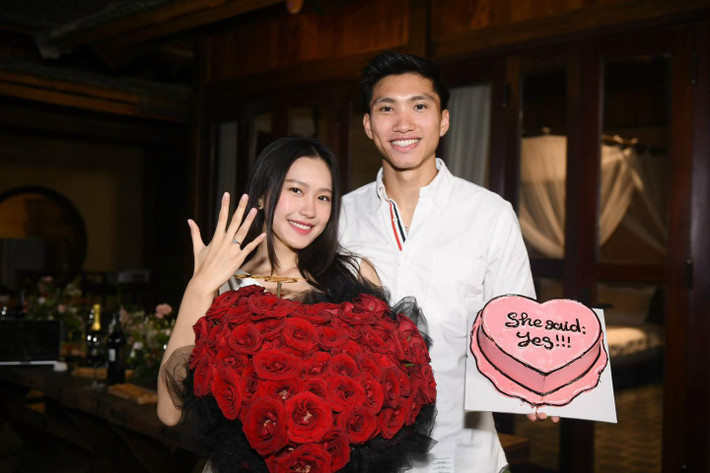 Tối 17/9, Đoàn Văn Hậu có màn cầu hôn lãng mạn với bạn gái Doãn Hải My sau 3 năm hẹn hò. Cặp đôi dự định tổ chức đám cưới vào năm 2024.