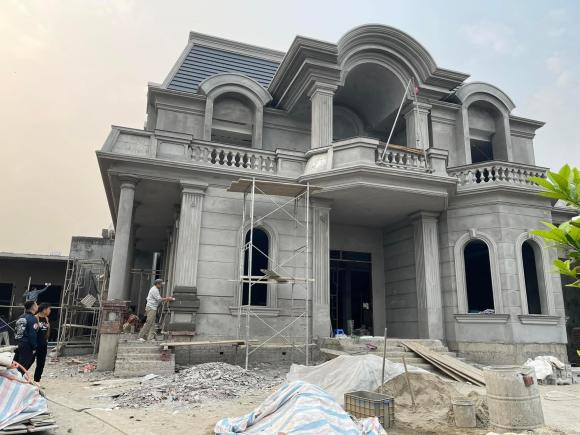 Biệt thự của Văn Toàn gồm 2 tầng, xây theo kiến trúc tân cổ điển. Mỗi sàn có diện tích 270 m2.