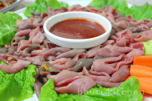 Do nhu cầu loại cá này rất cao nên thực khách luôn được thưởng thức tươi sống, không phải ăn cá đông lạnh. Ảnh: Review Show
