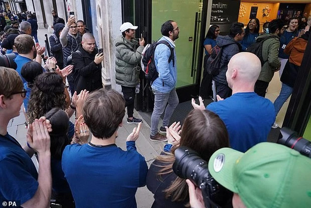 Những khách hàng đầu tiên bước vào Apple Store ở Phố Regent, trung tâm London (Anh) để mua iPhone 15. Ảnh: PA