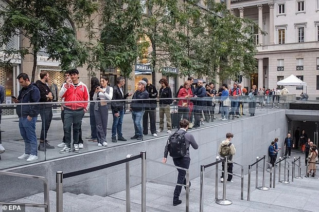Hàng dài người kiên nhẫn xếp hàng mua iPhone 15 tại Milan (Italy). Ảnh: EPA