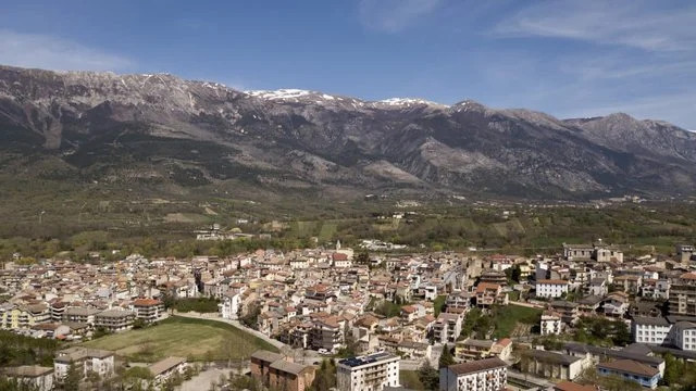 Pratola Peligna là một thị trấn nhỏ thuộc vùng Abruzzo, nằm cách Rome không xa, gần một số điểm trượt tuyết nổi tiếng nhất của Italy.