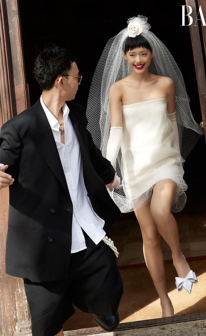 Cô Em Trendy (Nguyễn Đặng Khánh Linh) là một fashionista, người mẫu và có sức ảnh hưởng lớn với giới trẻ. Mới đây, cô nàng cùng chồng sắp cưới "gây sốt" khi chụp ảnh cưới ngay trong một show diễn thời trang ở Paris. Ảnh: Bazaar