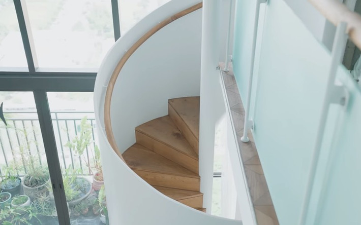Kết nối 2 tầng với nhau là chiếc cầu thang xoắn ốc. Ảnh: FBNV