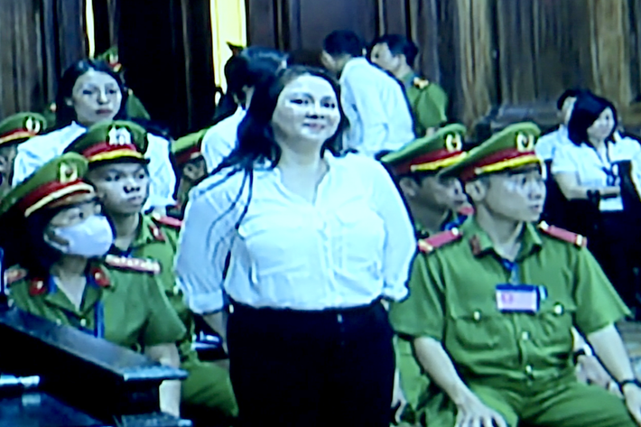 Tối 21/9, sau một ngày xét xử, HĐXX TAND TP HCM tuyên phạt Nguyễn Phương Hằng 3 năm tù giam về tội “Lợi dụng các quyền tự do dân chủ xâm phạm lợi ích của Nhà nước, quyền, lợi ích hợp pháp của tổ chức, cá nhân”. Ảnh: Tiền phong
