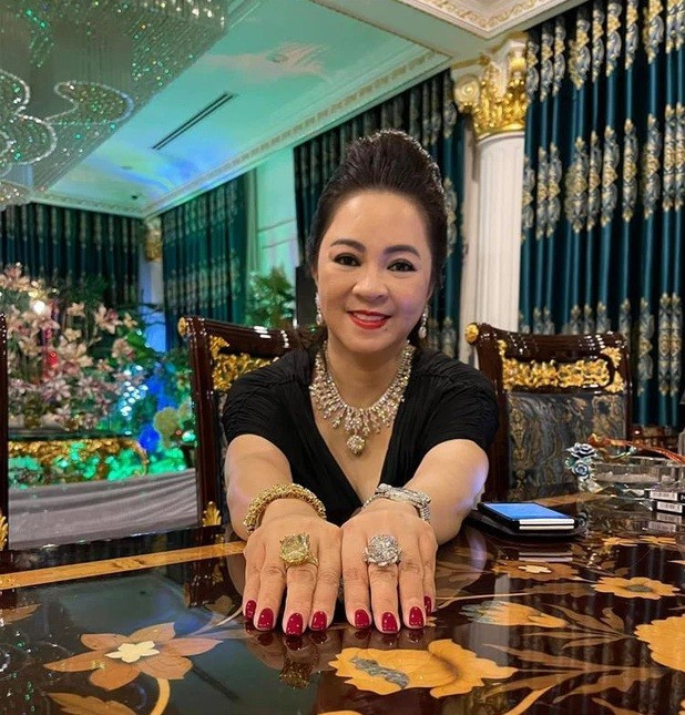 Tháng 5/2021, bà Phương Hằng gây xôn xao dư luận khi khoe cận cảnh cặp nhẫn kim cương to như hột mít. Dân mạng đoán hai viên kim cương này của bà trị giá 30 triệu USD (khoảng 690 tỷ đồng). Ảnh: FBNV