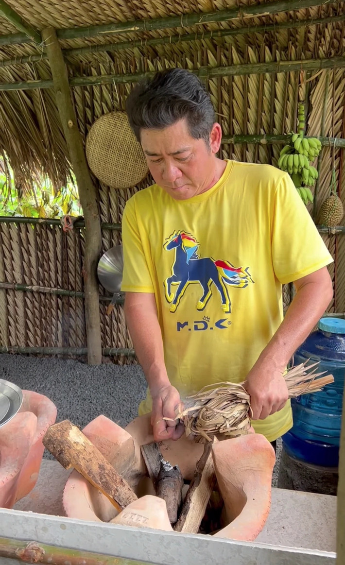 Trong các clip, diễn viên phim "Công tử Bạc Liêu" làm vườn, nấu nướng trong căn nhà đơn sơ, mái tranh, vách lá.