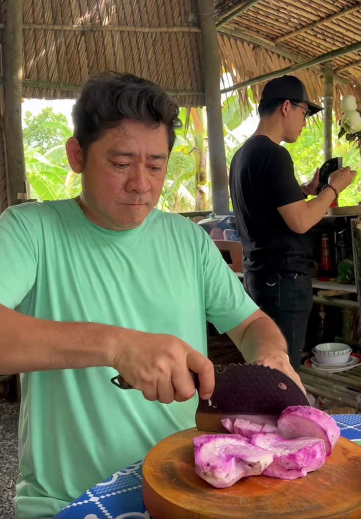 Cuối tháng 7 vừa qua, diễn viên Huỳnh Anh Tuấn đã mất 3 ngày để dựng chòi lá nhằm có chỗ nấu nướng, nghỉ ngơi.