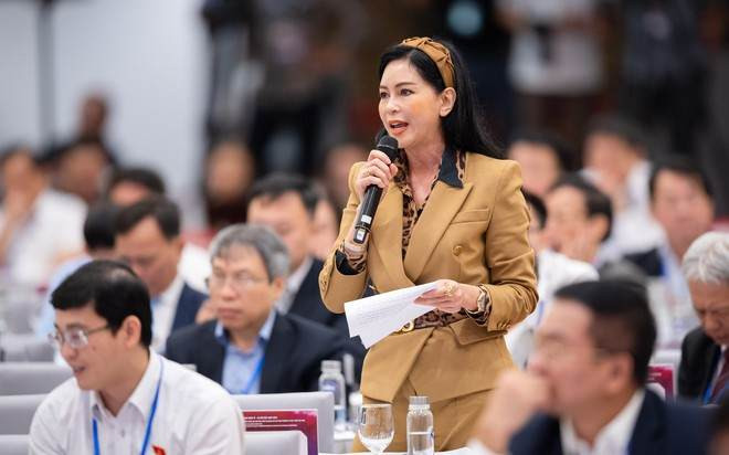 Tại diễn đàn, doanh nhân Lê Hồng Thủy Tiên - CEO IPP cho biết, trong giai đoạn 2021 - 2022, doanh nghiệp Việt Nam rơi vào khó khăn như đứt gãy chuỗi cung ứng, giãn cách xã hội lạm phát tăng cao, giá xăng dầu tăng, cước vận tải tăng. Ảnh: Quochoi