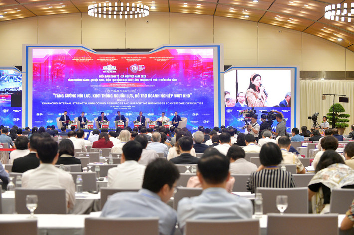 Đến năm 2023, do tăng trưởng thương mại toàn cầu giảm, doanh nghiệp rơi vào thế bị động khi bị hủy đơn hàng hàng loạt, doanh số sụt giảm, lạm phát... Do đó, các doanh nghiệp cần cơ chế, chính sách đột phá nhằm tăng cường nội lực và vượt khó. Ảnh: Quochoi