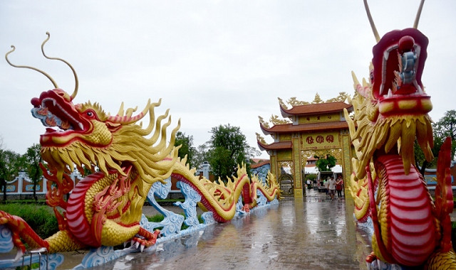 Cổng vào nhà thờ là cặp rồng lớn uy nghi, uốn lượn. Ảnh: VOV