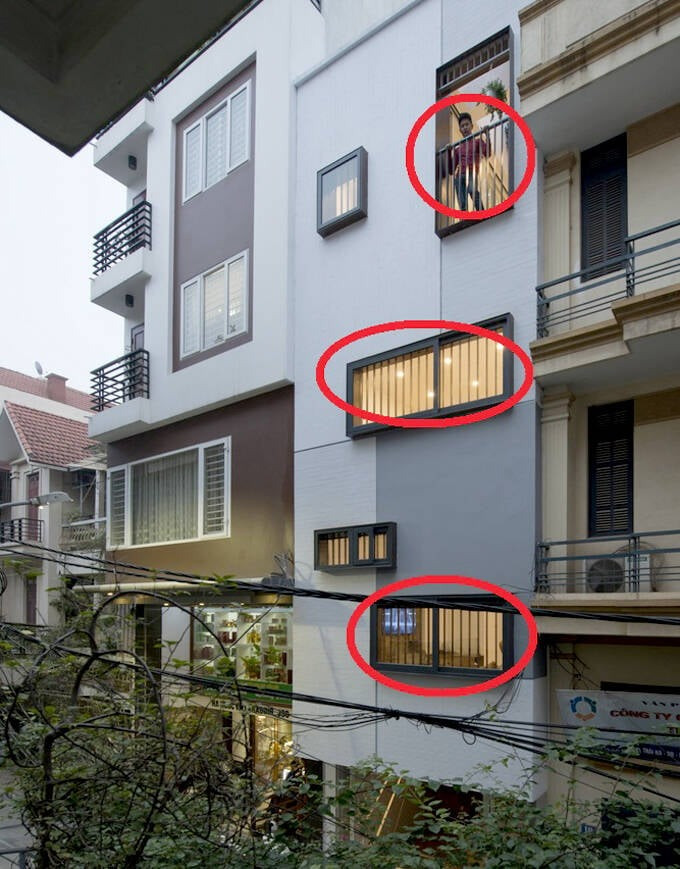 Nếu ban công, lô gia nhà ống bị bịt kín bằng khung sắt hoặc lam, lưới an toàn thì nên bố trí ô cửa mở bằng bản lề, có khoá mở phòng trường hợp khẩn cấp. Ảnh minh hoạ