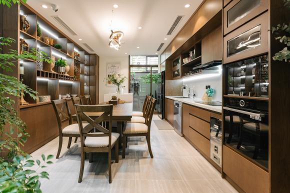 Khu vực ăn uống, nấu nướng được nâng cao, kết nối với phòng khách bằng bậc thang ngắn.