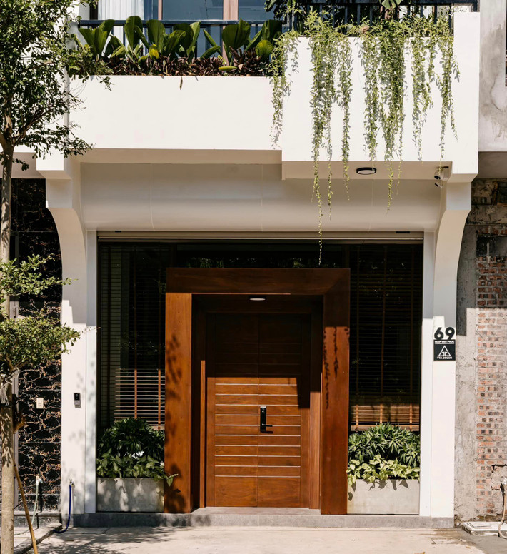 Đầu năm nay, Quế Vân mua mảnh đất gần 100 m2 ở thành phố Bắc Giang và tìm kiến trúc sư thiết kế một không gian sống thoải mái, tiện nghi và gần gũi với thiên nhiên, phá bỏ định kiến về nhà ống thiếu sáng, thiếu gió và bí bách ở Việt Nam.