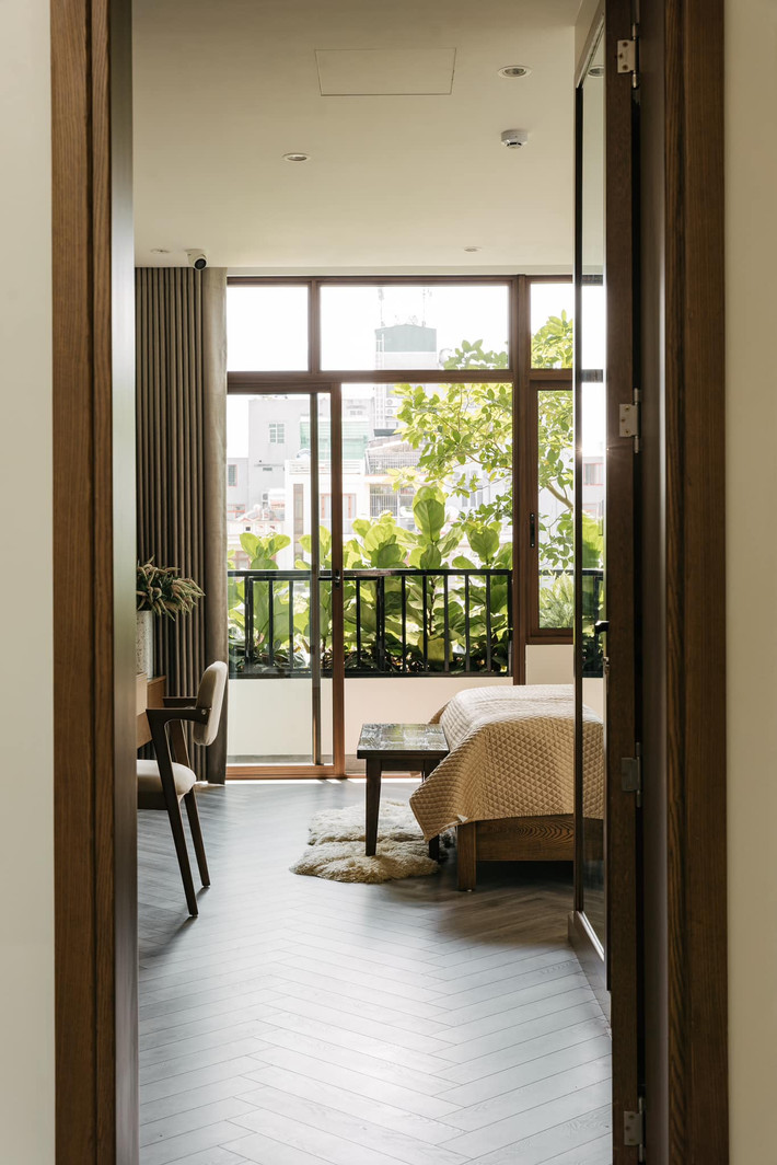 Nhà gồm 4 phòng ngủ. Các phòng ngủ đều có nhà vệ sinh khép kín được trang bị hiện đại với bồn cầu thông minh, tủ âm tường...