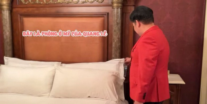 Phòng ngủ của nam ca sĩ rất giản dị. Ảnh: chụp màn hình