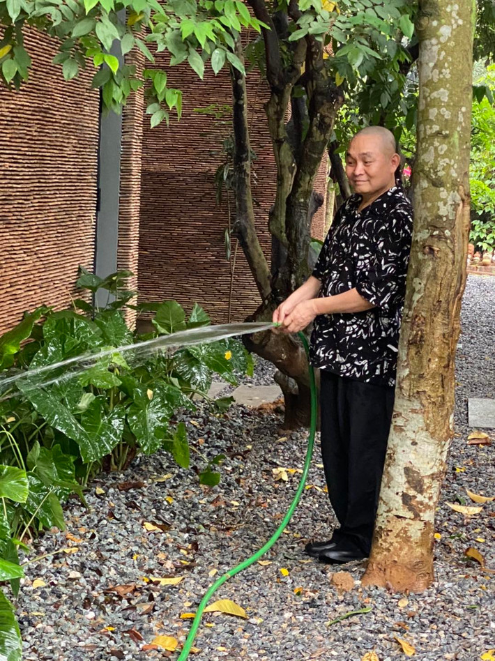 Thời gian rảnh rỗi, danh hài Xuân Hinh tự tay chăm sóc khu vườn. Nguồn ảnh: FBNV
