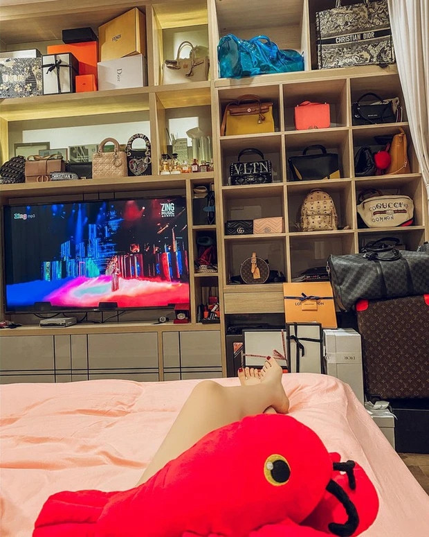 Kệ túi xách được Quỳnh Hoa trưng bày ngay tại phòng ngủ với hàng loạt thương hiệu nổi tiếng. Kệ tủ gần như không còn chỗ để túi xách. Ảnh: FBNV