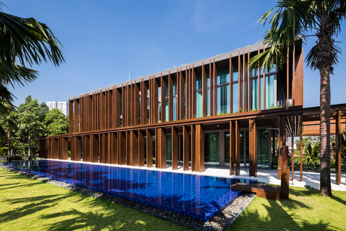 Khoảng trống này với cảnh quan nước và giếng trời tạo ra sự kết nối tự nhiên giữa các phòng ngủ, phòng khách, spa, phòng tập thể dục và thậm chí là khu vực đỗ xe. Ảnh: Hiroyuki Oki