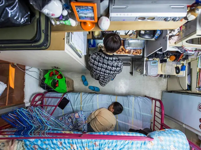 Những căn hộ chật hẹp có diện tích chỉ khoảng 5 mét vuông. Ảnh: Reuters