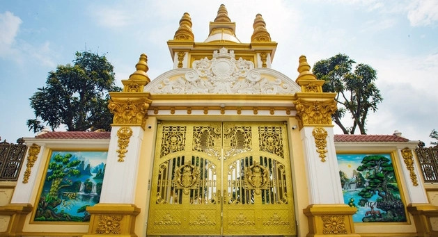 Cổng và tường rào xung quanh được thiết kế với họa tiết, hoa văn cầu kỳ. Ảnh: Zing
