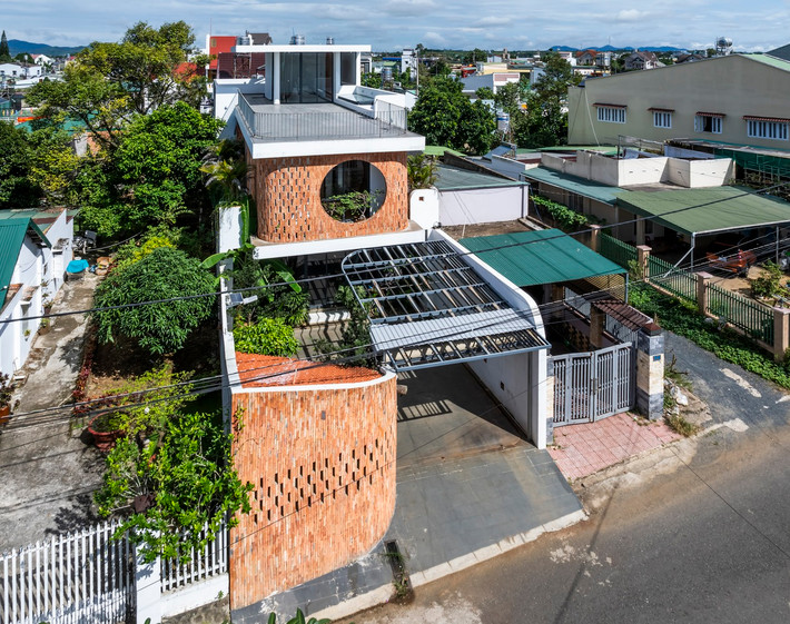 Tọa lạc tại thành phố Bảo Lộc (Lâm Đồng), Khang's House là nơi ở của một gia đình 3 thế hệ gồm bà, bố mẹ và hai con. Ngôi nhà được thiết kế theo phong cách kiến trúc hiện đại, kết hợp không gian sống gần gũi thiên nhiên. Ảnh: Hiroyuki Oki