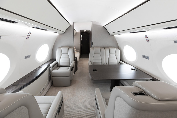 Đáng chú ý là G700 - dòng chuyên cơ sở hữu cabin rộng rãi nhất trong ngành có thể chở tối đa 21 hành khách. Ảnh: Báo giao thông