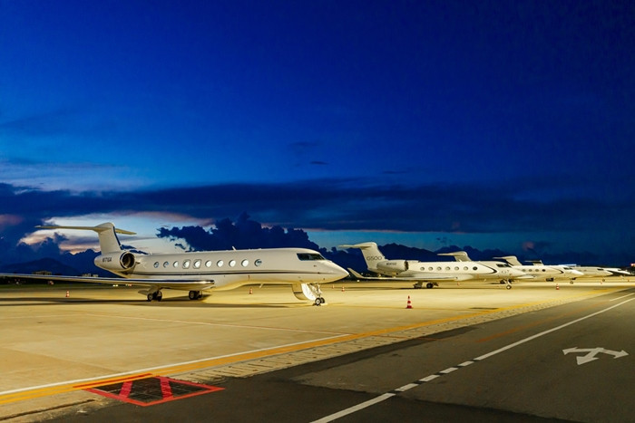 Tối 15/10, 5 chuyên cơ hạng sang của hãng Gulfstream đồng loạt xuất hiện tại sân bay Đà Nẵng. Các chuyên cơ chở 50 khách hàng gồm các tỷ phú khắp thế giới cùng đối tác vận hành của Gulfstream tới Đà Nẵng để tham dự hội nghị khách hàng thường niên. Ảnh: Tiền phong