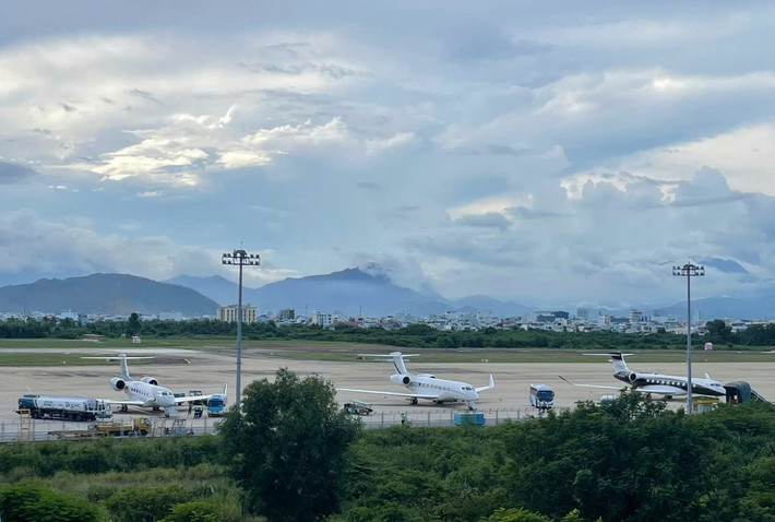 Sự xuất hiện cùng lúc 5 siêu tàu bay Gulfstream sang trọng và đắt đỏ tại sân bay Đà Nẵng khiến nhiều người kinh ngạc và tò mò. Ảnh: Tiền phong