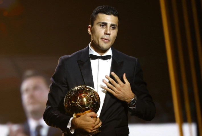 Mới đây, tạp chí France Football công bố danh hiệu Quả bóng vàng 2024 thuộc về tiền vệ người Tây Ban Nha Rodri của CLB Manchester United (nước Anh) và đội tuyển Tây Ban Nha. Ảnh: AP