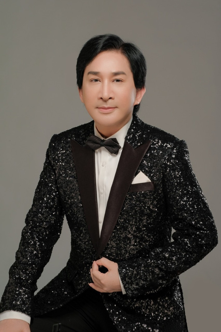 NSƯT Kim Tử Long (sinh năm 1966 tại TP HCM) là một trong những nghệ sĩ cải lương nổi tiếng nhất nhì Việt Nam. Thời hoàng kim, Kim Tử Long được đông đảo khán giả hâm mộ cuồng nhiệt và được đặt cho danh xưng "Vua cải lương" của Việt Nam. Ảnh: Tổ quốc