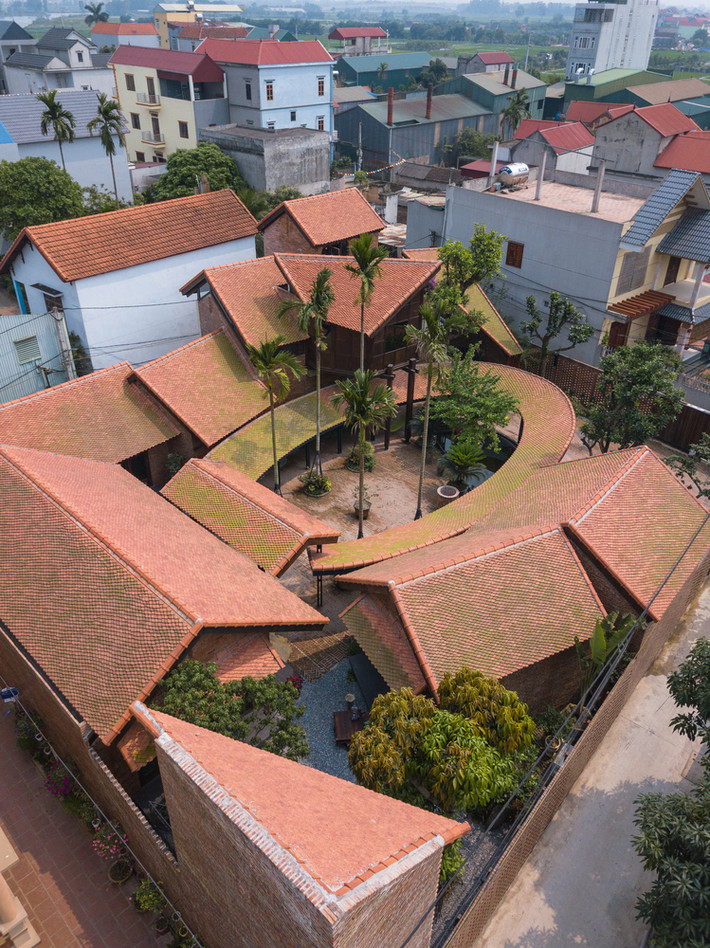 Theo đó, kiến trúc sư xây dựng ngôi nhà mang hơi hướng lối sống mới, nhưng vẫn giữ gìn mạch văn hóa truyền thống. Nhóm thiết kế mong muốn tạo ra "một ngôi làng cổ giữa bối cảnh đô thị hóa". Ảnh: Triệu Chiến