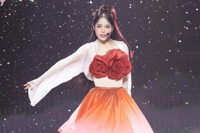 Ca nương Kiều Anh thu hút truyền thông năm nay bởi được xem là một nghệ sĩ có cả tài năng lẫn sắc vóc. Ngoài sự nghiệp thành công, ca nương Kiều Anh còn được ngưỡng mộ bởi hôn nhân viên mãn và cuộc sống sang chảnh. Ảnh: Người đưa tin