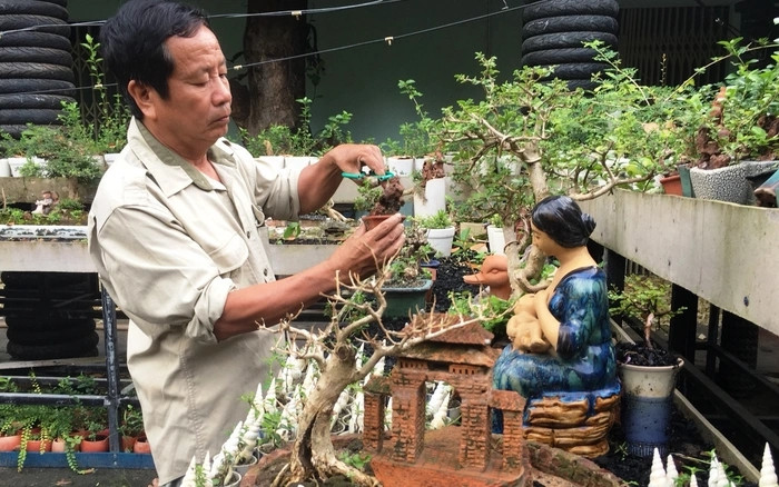 Ông Nguyễn Văn Phúng, ngụ tại thôn Phước Thượng, xã Phước Đồng TP. Nha Trang (Khánh Hòa) từng được Tổ chức Liên minh Kỷ lục Thế giới (Worldkings) công nhận “Bộ sưu tập bonsai và tiểu cảnh mi ni có số lượng nhiều nhất thế giới” với hơn 5.600 cây bonsai, tiểu cảnh mini. Ảnh: Dân Việt