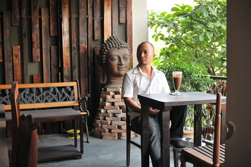 Sinh ra trong một gia đình làm kinh doanh nên có thể máu kinh doanh cũng "ngấm" vào Tiến Đạt từ nhỏ. Tận dụng mặt bằng tầng trệt để không của ngôi nhà đang ở, nam rapper mở quán cà phê cho riêng mình. Ảnh: GDTĐ