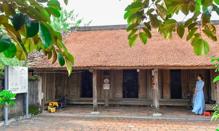 Thềm nhà bằng đá xanh nguyên khối là chi tiết độc đáo của ngôi nhà cổ. Ảnh: Baothanhhoa