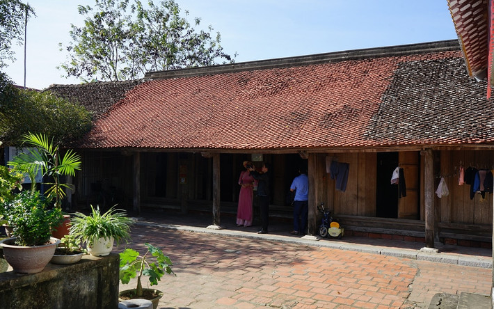 Tháng 9/2002, Bộ Văn hóa - Thông tin (nay là Bộ Văn Hóa - Thể thao và Du lịch) và Tổ chức Hợp tác quốc tế của Nhật Bản (JICA) đã phối hợp, tiến hành trùng tu trên nguyên tắc đảm bảo tính nguyên bản của ngôi nhà. Ảnh: Người lao động