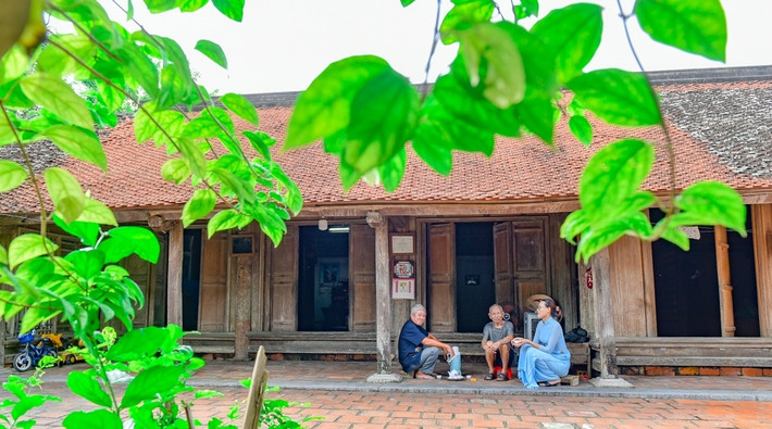Chủ nhân của ngôi nhà cổ hiện nay là ông Phạm Ngọc Tùng, đời thứ 7 dòng họ Phạm. Theo lời kể của ông Tùng, căn nhà được xây dựng từ năm 1810, lúc cụ Tổ đang làm chức quan hàng Bát phẩm trong triều đình nhà Nguyễn. Ảnh: Baothanhhoa