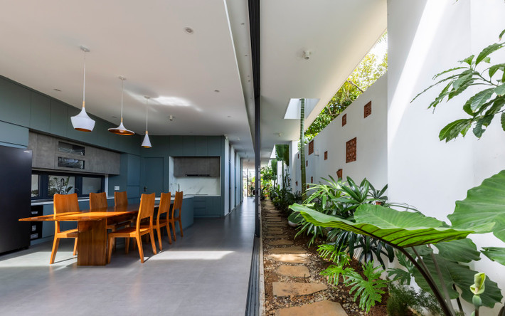 Khu vực bếp và phòng ăn cũng được thiết kế mở với cửa kính lớn lấy ánh sáng tự nhiên. Ảnh: Hiroyuki Oki