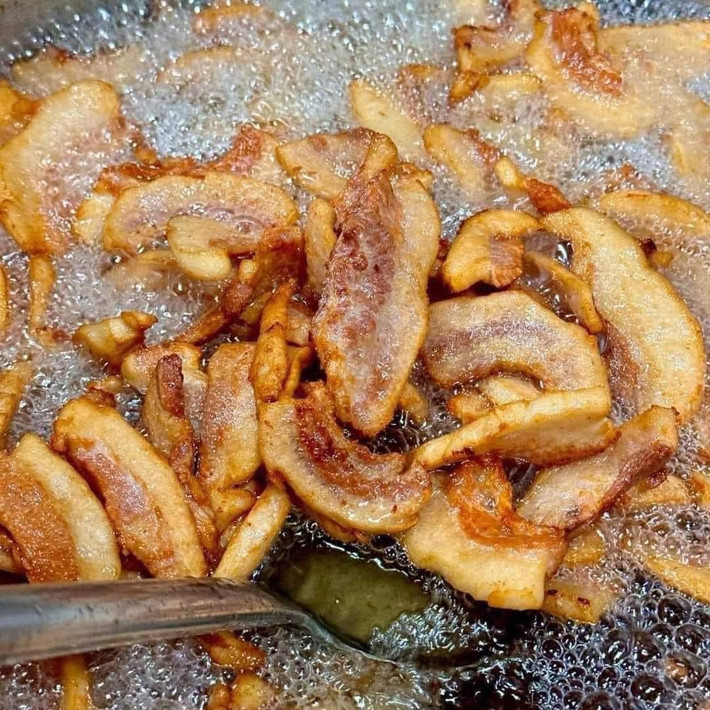 Với những người sống trong thời bao cấp, tóp mỡ được coi là một món ăn "cứu đói", có thể chế biến thành nhiều món đưa cơm như tóp mỡ xào dưa chua, tóp mỡ rim mắm hoặc ăn không... Ảnh: Facebook