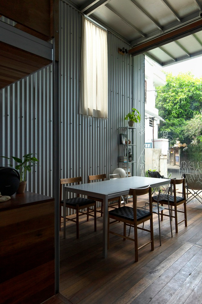 Cả hai vật liệu đều phù hợp với điều kiện khí hậu và thi công tại Huế. Kiến trúc sư chọn tôn vì tính mềm mại và linh hoạt khi bao phủ diện tích lớn. Ảnh: Ton That Hoang Anh